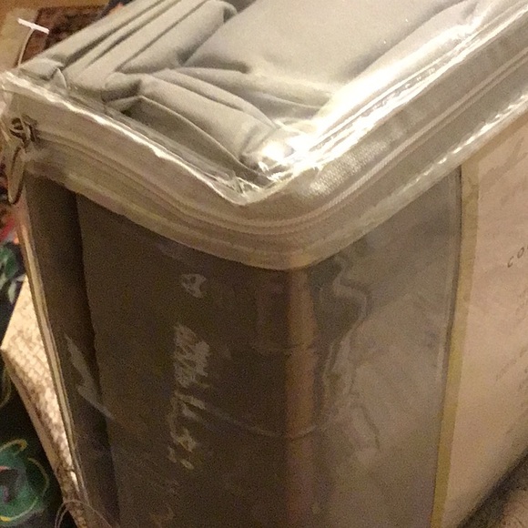 NWT KING SHEET SET CONCIERGE COLLECTION LIGHT GRAYSET. Still in zippered bag - Picture 4 of 4
